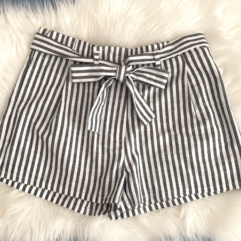 šLove Tree striped womenās shorts with a belt